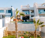 Дизайнерская квартира с террасой в Сьюдад-Кесада 80 кв.м