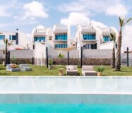 Дизайнерская квартира с террасой в Сьюдад-Кесада 80 кв.м