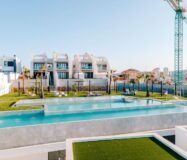 Дизайнерская квартира с террасой в Сьюдад-Кесада 80 кв.м