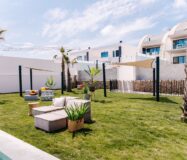 Дизайнерская квартира с террасой в Сьюдад-Кесада 80 кв.м