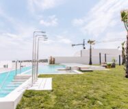 Дизайнерская квартира с террасой в Сьюдад-Кесада 80 кв.м