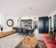 Дизайнерская квартира с террасой в Сьюдад-Кесада 80 кв.м