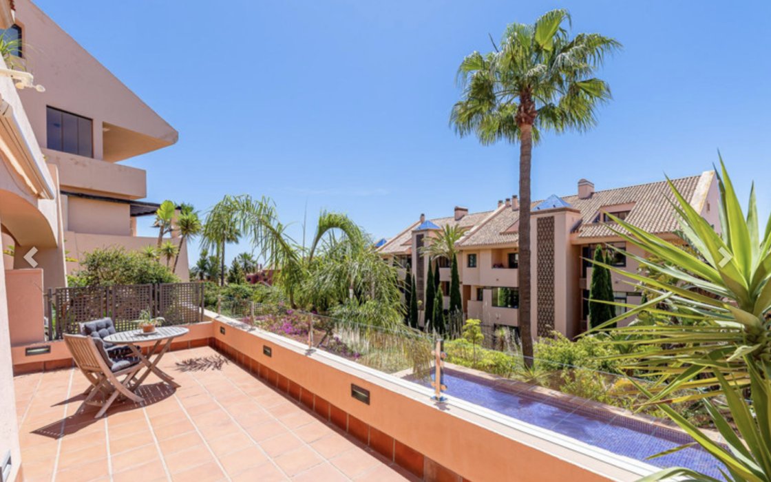 Квартира с террасой 131 кв.м в Калахонде у моря