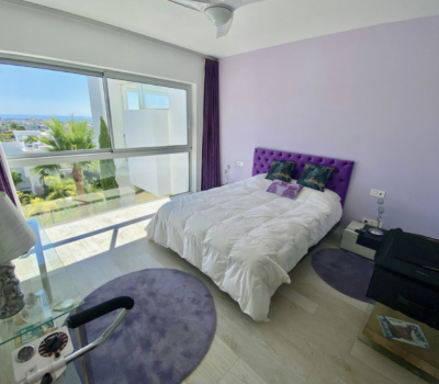 Велика куточкова квартира з терасою в Естепоні 130 кв.м.