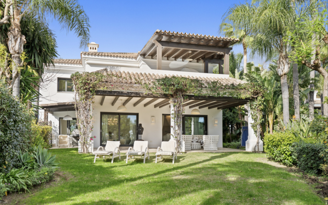 Вилла в Lomas De Magna 555 кв.м с террасой и видом на море