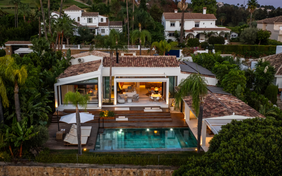 Вилла в Нуэва Андалусия 365 кв.м с террасой у моря