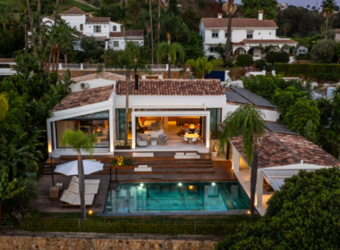 Вілла в Нуэва Андалусія 365 кв.м з терасою біля моря