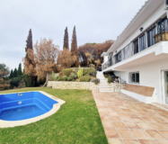 Вилла в Михасе с 5 спальнями и видом на море 338 кв.м