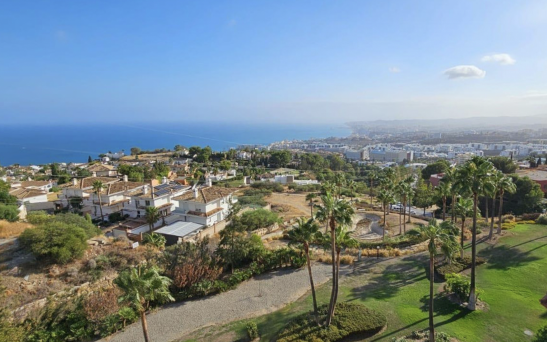 Двухуровневый пентхаус с видом на море в Бенальмадене 156 кв.м