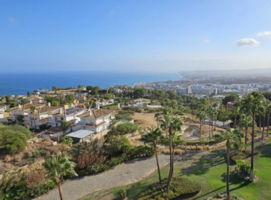 Двухуровневый пентхаус с видом на море в Бенальмадене 156 кв.м