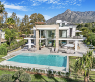 Изысканная вилла в Марбелье 823 кв.м с террасой у моря