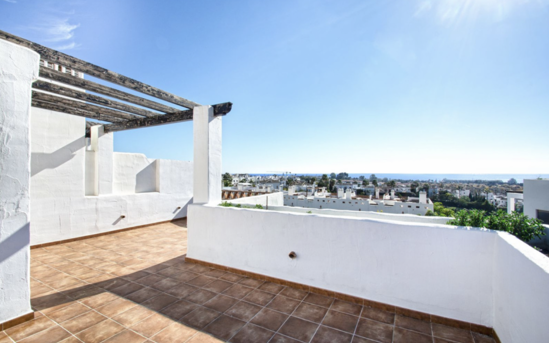 Двухэтажный пентхаус с панорамным видом в Эстепоне 110 кв.м