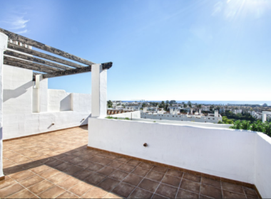 Двухэтажный пентхаус с панорамным видом в Эстепоне 110 кв.м