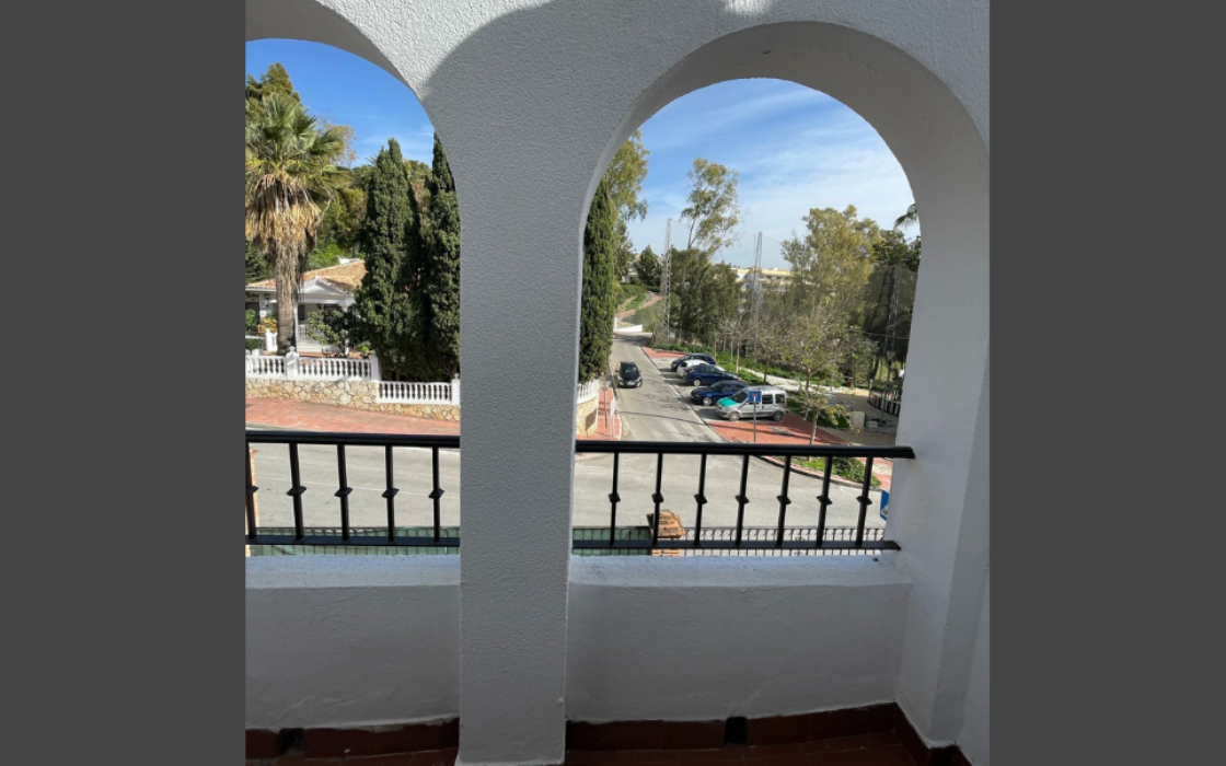 Таунхаус с террасой у пляжа в Бенальмадене, 96 кв.м.